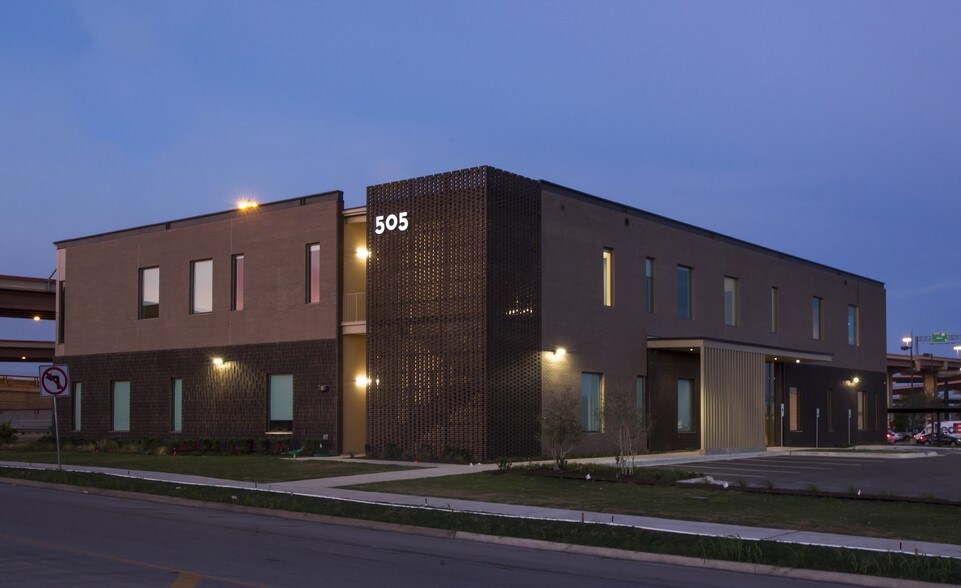 More Photos Of 505 Louis Henna Blvd, Round Rock Medical For Lease