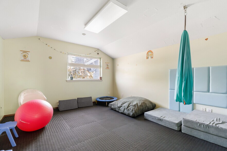 More Photos Of 35 SE Ely St, Oak Harbor Office For Sale