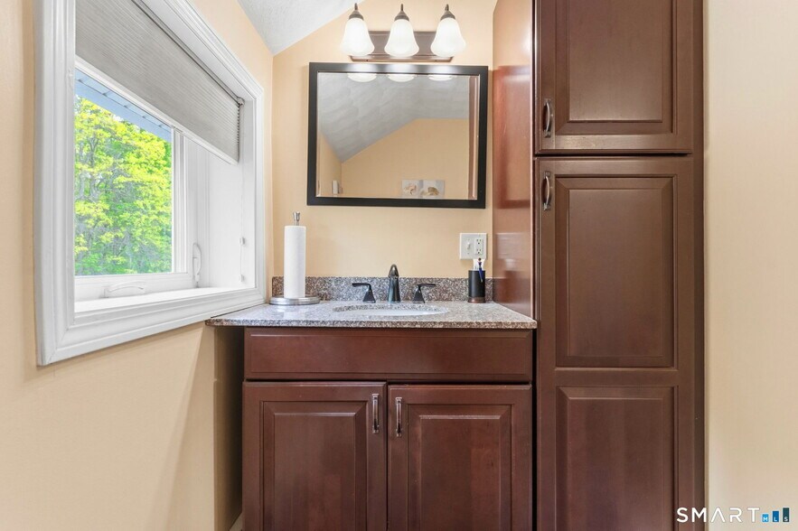 More Photos Of 139 Riverside Dr, Thompson Freestanding For Sale