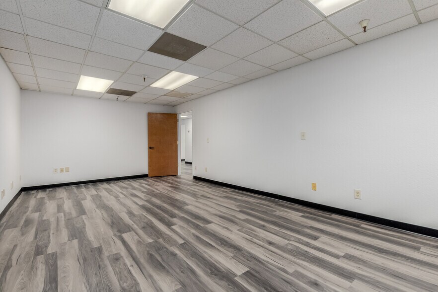 More Photos Of 104 S 54th St, Chandler Flex For Lease