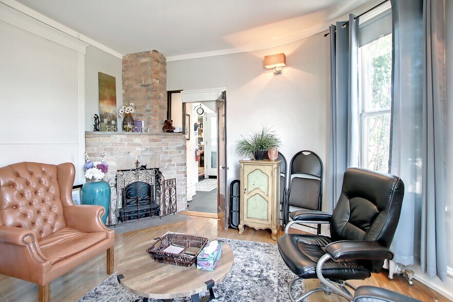 More Photos Of 1909 17th Ave SW, Calgary Office For Sale