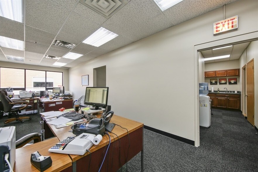 More Photos Of 760 N Frontage Rd, Willowbrook Warehouse For Lease