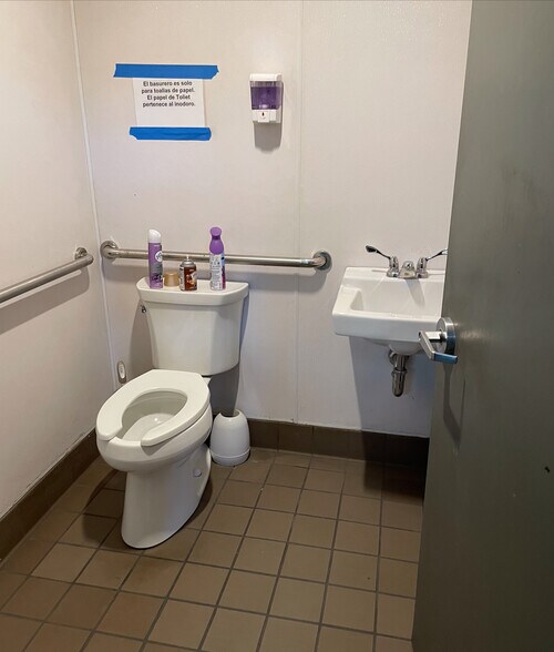 More Photos Of 21 Deforest St, Amityville Warehouse For Lease