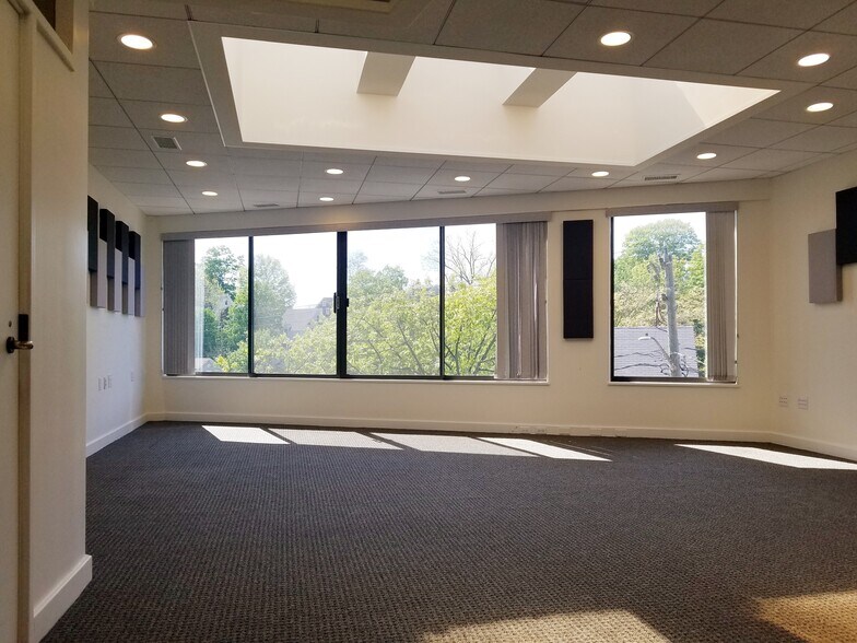 More Photos Of 71 Arch St, Greenwich Office For Lease