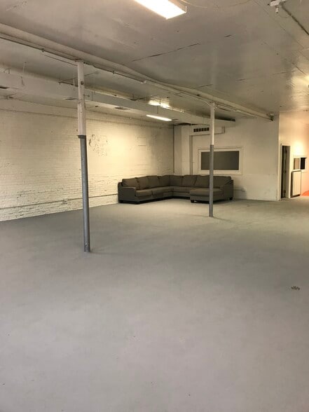 More Photos Of 4616 W Fullerton Ave, Chicago Light Manufacturing For Sale