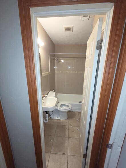 More Photos Of 8805 Lake June Rd, Dallas Office For Sale