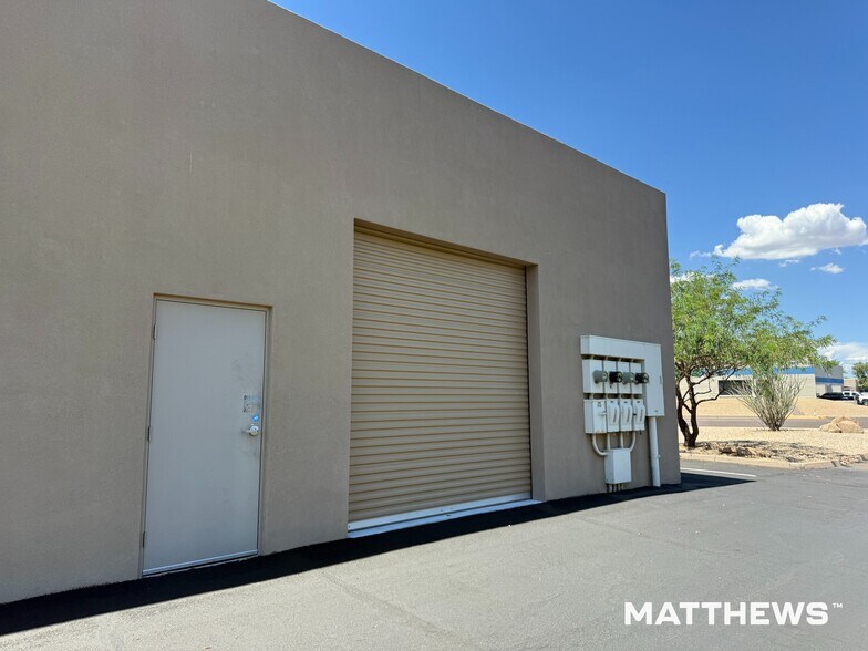 More Photos Of 7443 E Butherus Dr, Scottsdale Warehouse For Lease