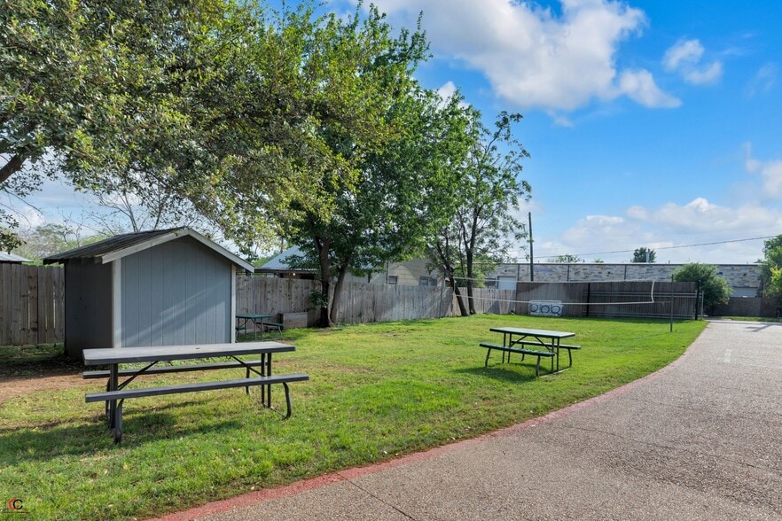 More Photos Of 14 Chisholm Trail Rd, Round Rock Schools For Sale