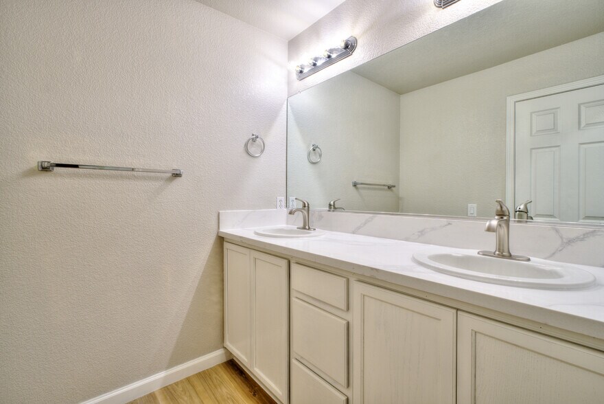 More Photos Of 1080 E Monte Vista Ave, Turlock Apartments For Sale