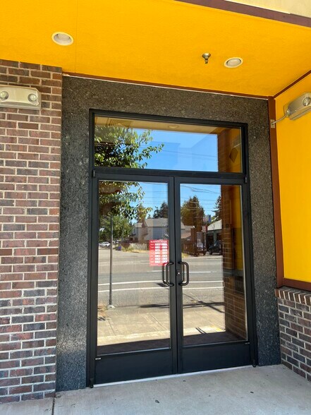 More Photos Of 1810-1818 SE 122nd Ave, Portland Restaurant For Sale