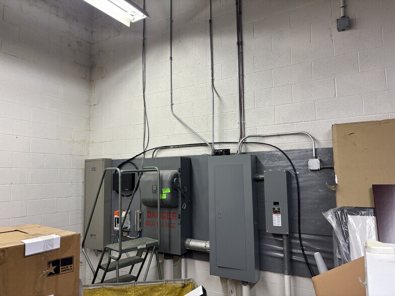 More Photos Of 302 Industrial Dr, Columbus Manufacturing For Sale