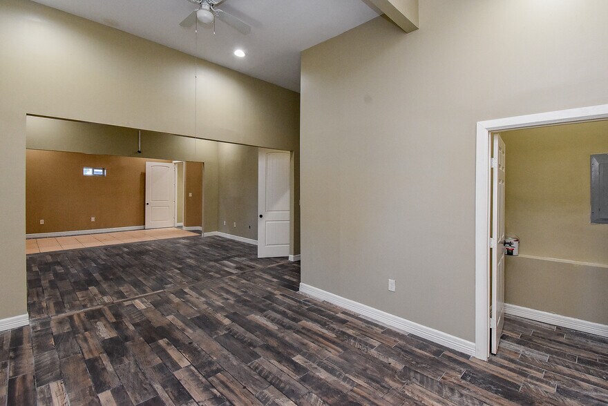 More Photos Of 9527 Ponderosa Ln, Houston Medical For Lease