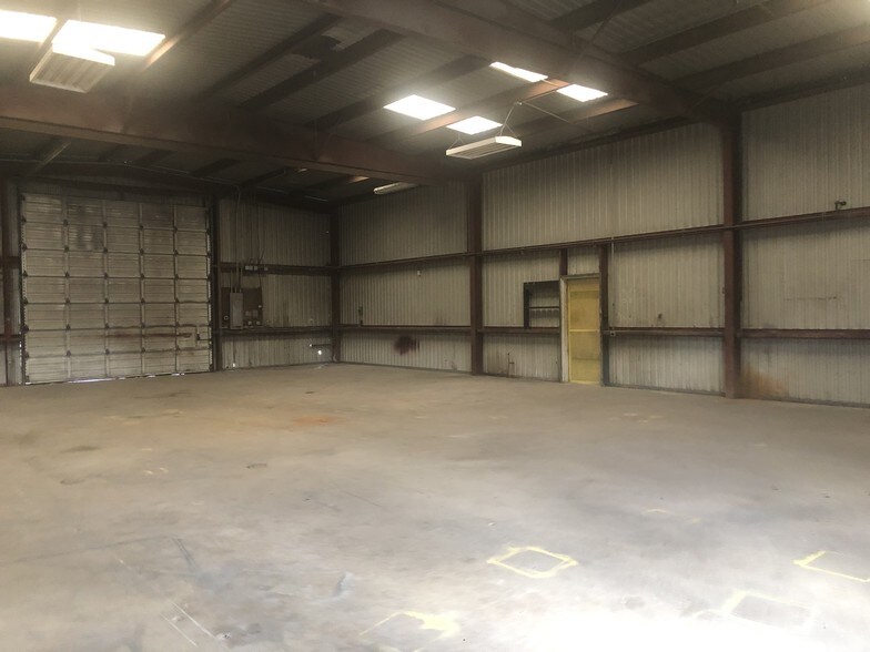 More Photos Of 1400 W Marvin Ave, Waxahachie Warehouse For Sale