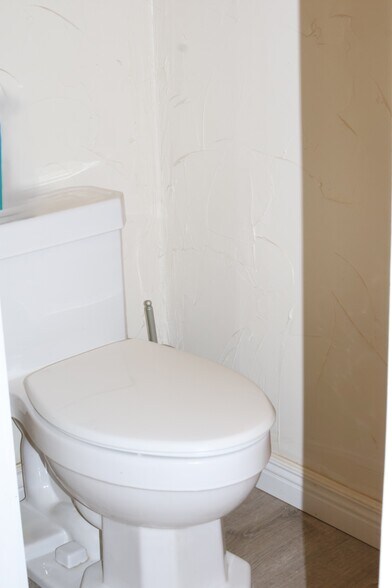 More Photos Of 404 3rd St, Capitan Flex For Sale