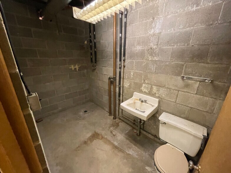 More Photos Of 1126 6th Ave, Beaver Falls Office For Lease