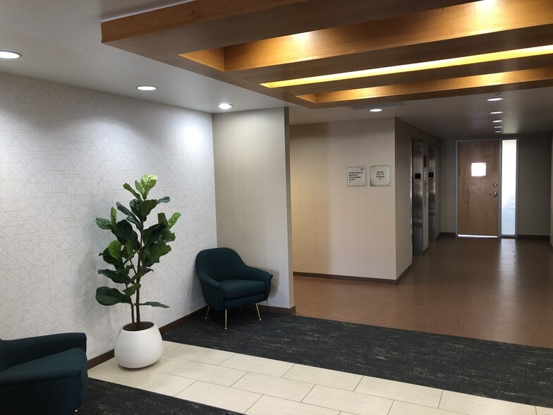 More Photos Of 9302 N Meridian St, Indianapolis Office For Lease