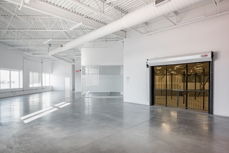 More Photos Of 6000 Rte Transcanadienne, Saint-Laurent Warehouse For Lease