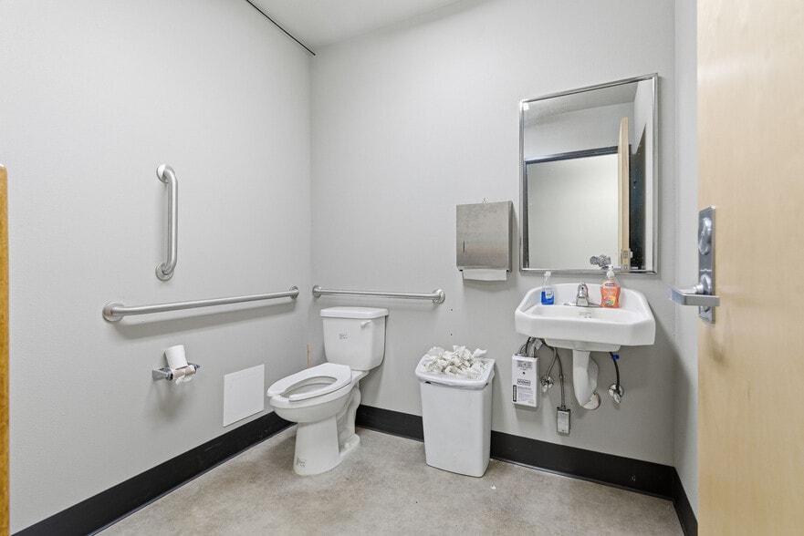 More Photos Of 2318 Pacific Ave, Forest Grove Office For Sale
