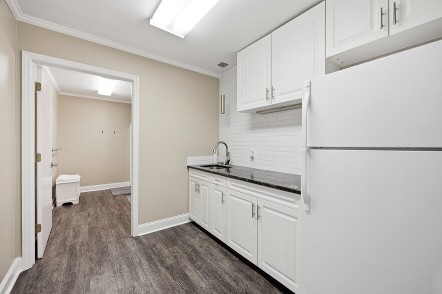 More Photos Of 1131 Memorial Dr, Greenville Airplane Hangar For Lease