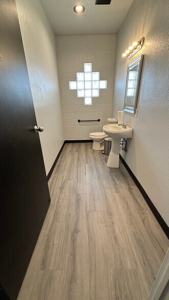 More Photos Of 424 W Henderson St, Cleburne Auto Dealership For Lease