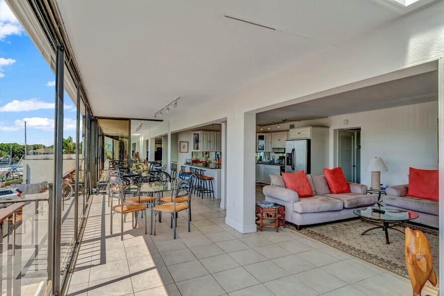 More Photos Of 23 Royal Palm Pointe, Vero Beach Restaurant For Sale