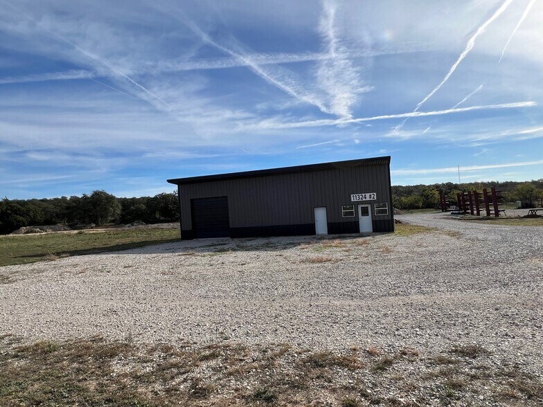 More Photos Of 11324 US Highway 281 N, Round Mountain Warehouse For Lease