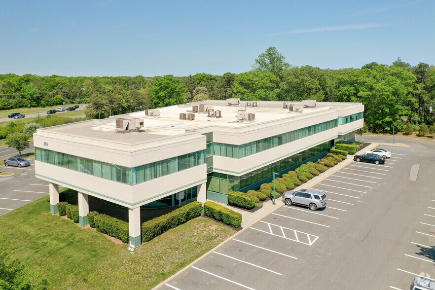 More Photos Of 570 Expressway Dr S, Medford Medical For Lease