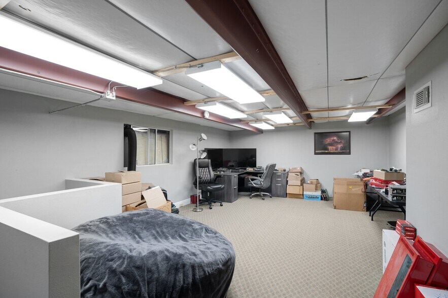 More Photos Of 1882 Porter Lake Dr, Sarasota Light Manufacturing For Sale