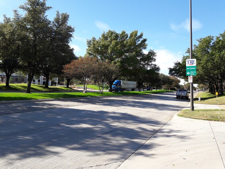 More Photos Of 4100-4108 Amon Carter Blvd, Fort Worth Showroom For Lease