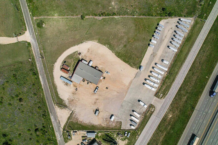 More Photos Of 11495 IH 35 Service Rd, Jarrell Warehouse For Lease