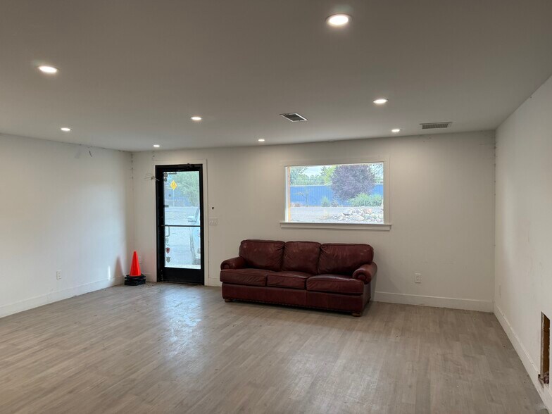 More Photos Of 555 Spring Creek Rd, Montrose General Retail For Sale