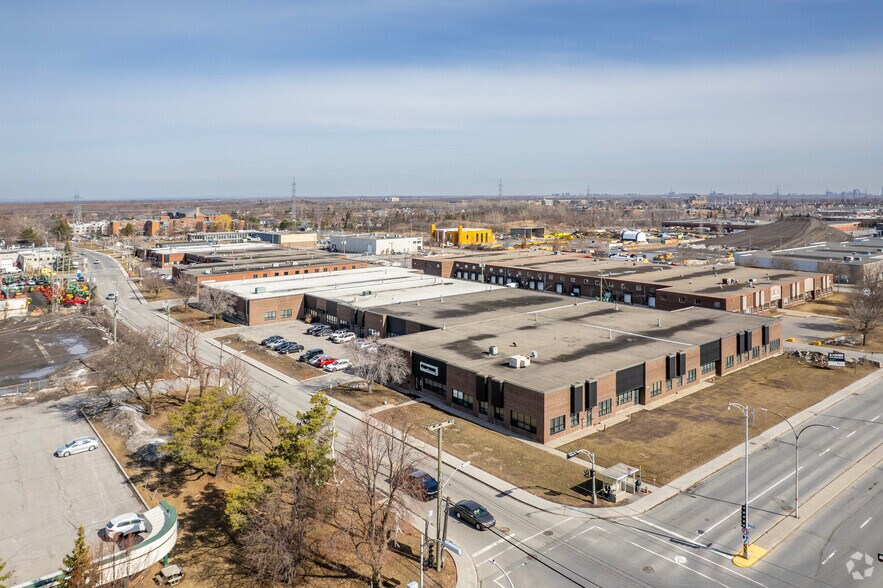 More Photos Of 825 Rue Tecumseh, Dollard-des-Ormeaux Warehouse For Lease