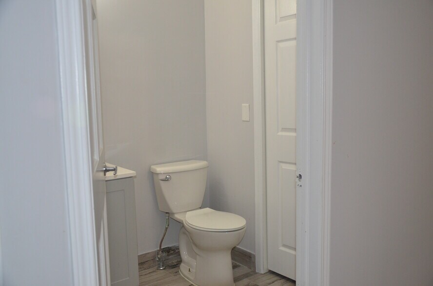 More Photos Of 510 N Collins St, Joliet Storefront For Lease