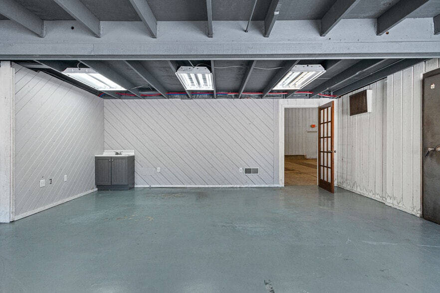 More Photos Of 108 S Front St, Coloma General Retail For Sale