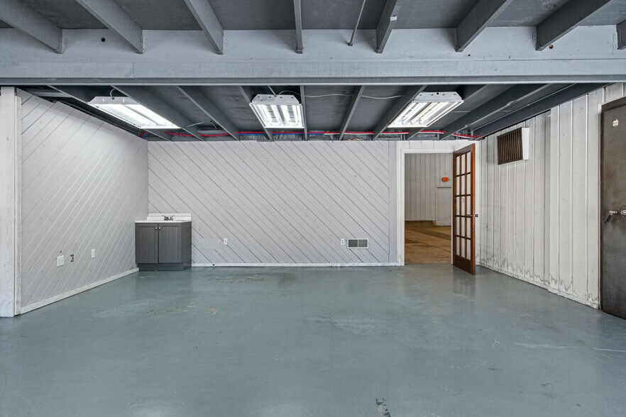 More Photos Of 108 S Front St, Coloma General Retail For Lease