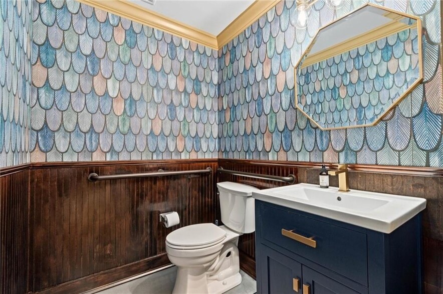 More Photos Of 7 N Royal St, Mobile Office For Sale