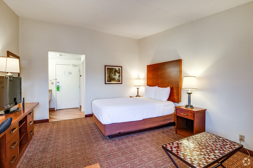 More Photos Of 7815 Nicollet Ave S, Bloomington Hotel For Sale