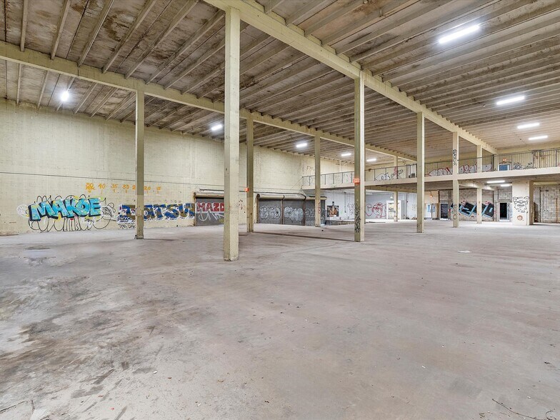 More Photos Of 301 NW 36th St, Miami General Retail For Sale