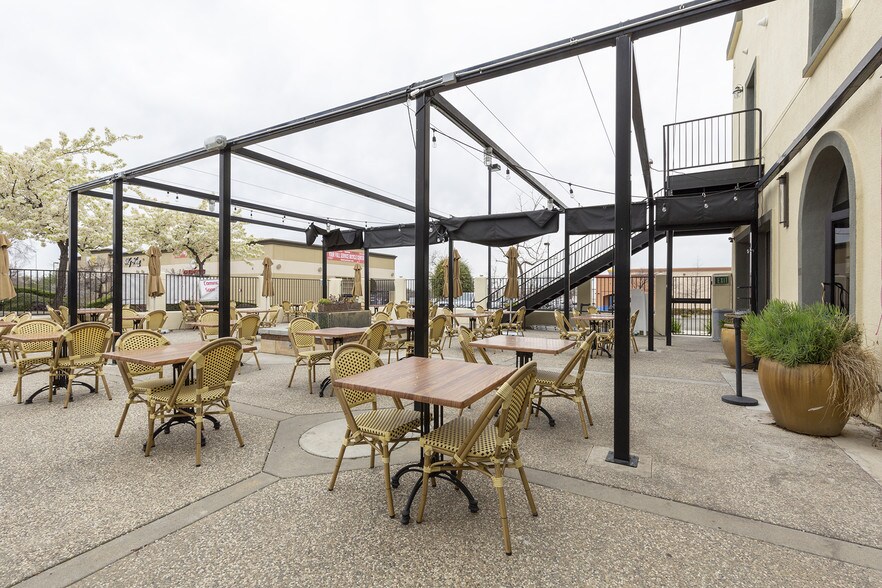 More Photos Of 390 N Sunrise Ave, Roseville Restaurant For Sale