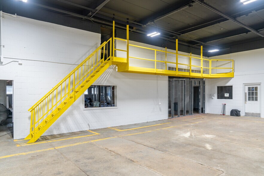 More Photos Of 1918 W Virginia Ave, Crewe Warehouse For Lease