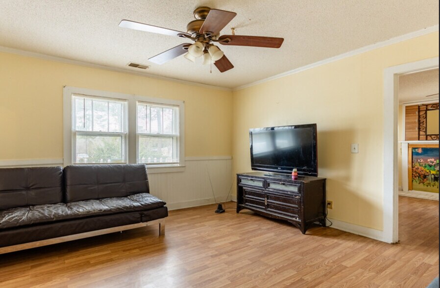 More Photos Of 1456 Dixon Rd, Elgin Assisted Living For Sale