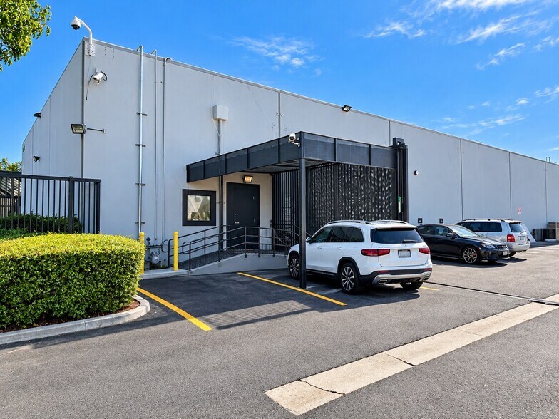 Primary Photo Of 9419 Mason Ave, Chatsworth Manufacturing For Lease