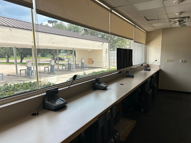 More Photos Of 723 Rollingbrook Dr, Baytown Office For Sale
