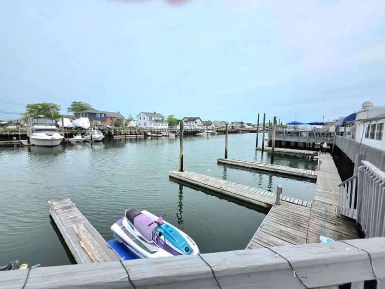 More Photos Of 103 Woodcleft Ave, Freeport Restaurant For Sale