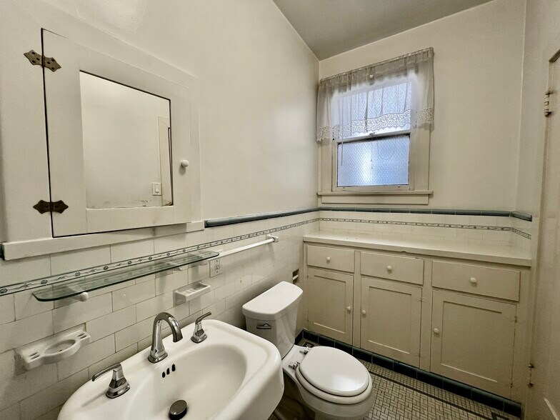 More Photos Of 143 N Sycamore Ave, Los Angeles Multifamily For Sale