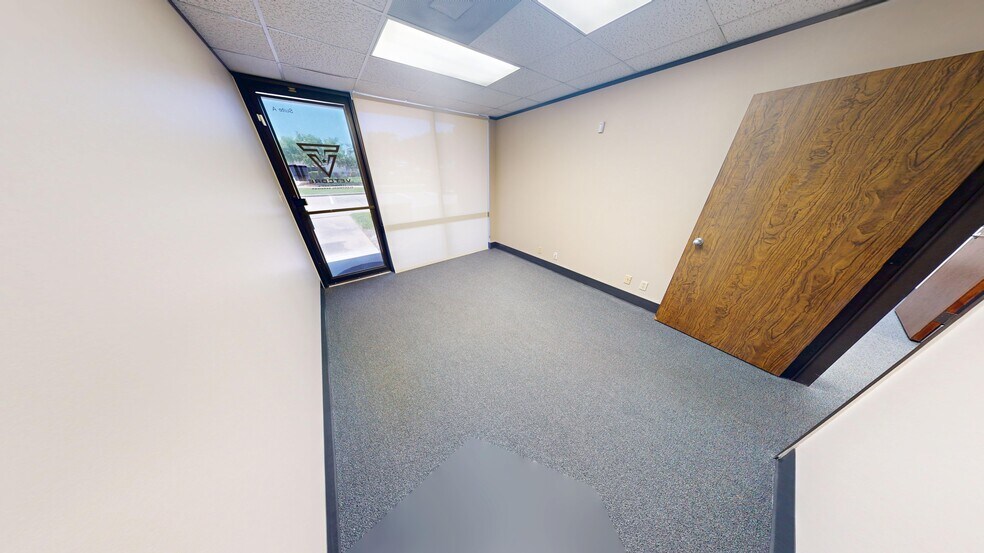 More Photos Of 9776 Whithorn Dr, Houston Showroom For Lease