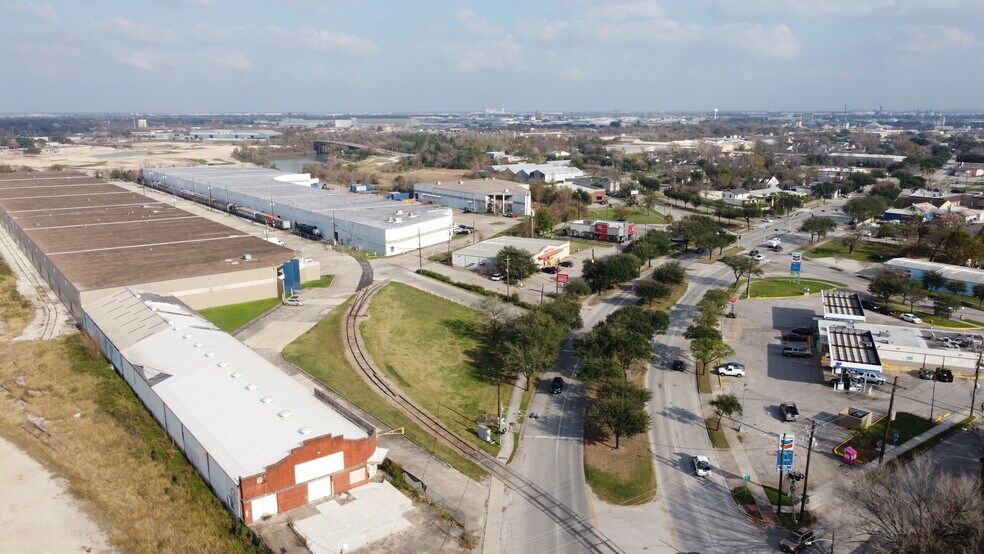 More Photos Of 3229 Navigation Blvd, Houston Warehouse For Sale