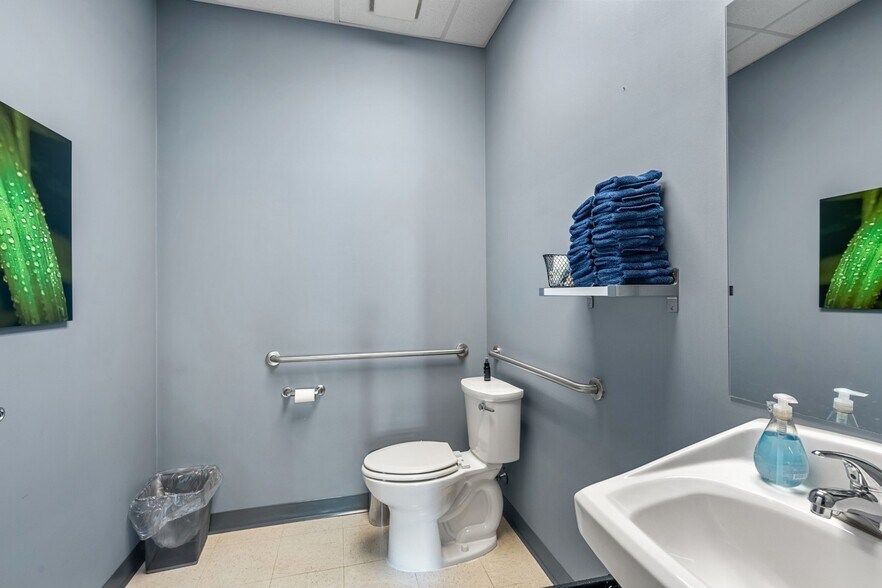 More Photos Of 809 N 3rd St, Manhattan Storefront Retail Office For Lease