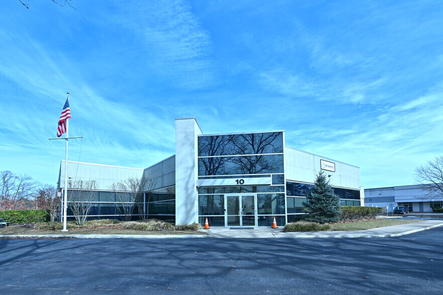 Primary Photo Of 10 Commerce Dr, Hauppauge Manufacturing For Sale
