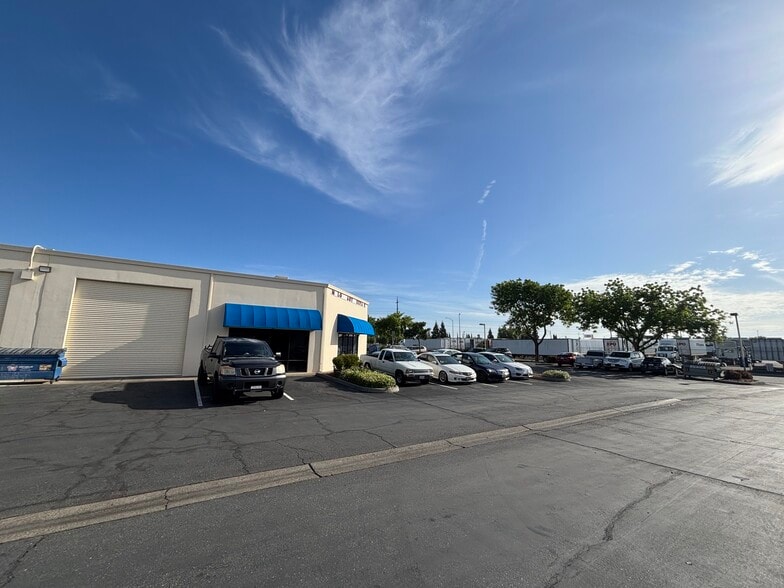 More Photos Of 3523-3537 Kiessig Ave, Sacramento Warehouse For Sale
